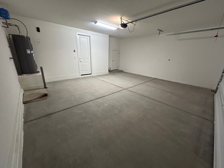 Building Photo - 2121 W Sonoran Desert Dr