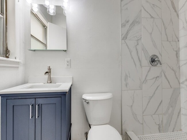 Building Photo - 12 Geraldine Ln