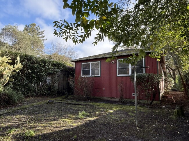 Building Photo - Charming 2 Bedroom San Anselmo Home