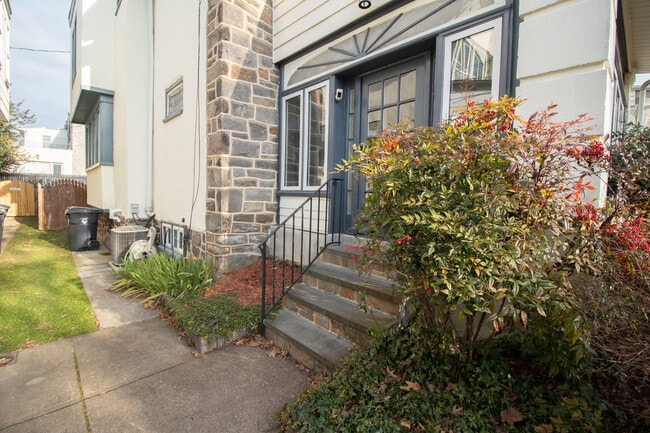 Building Photo - 2215 N Harrison St