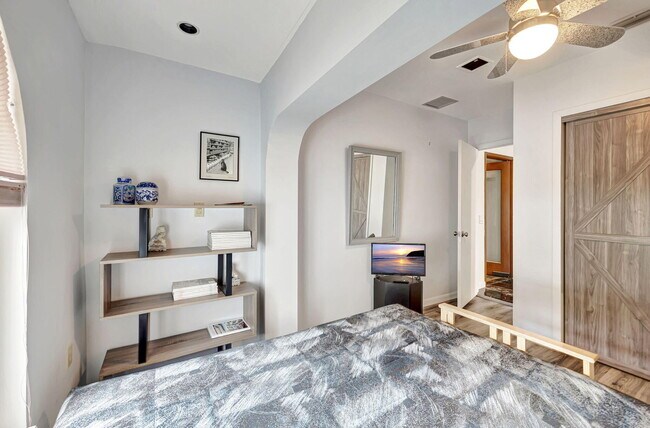 Building Photo - 9980 SW 83rd Ave