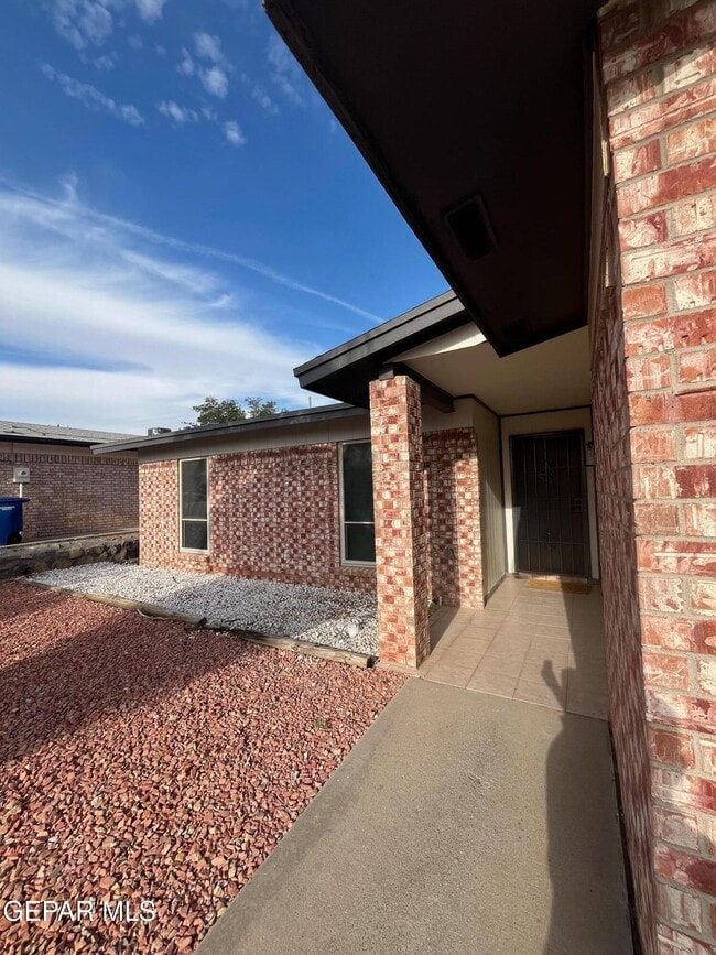 Building Photo - 932 Oneida Dr