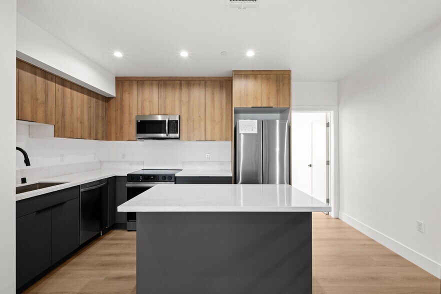 Building Photo - 2000 Hillcrest Dr