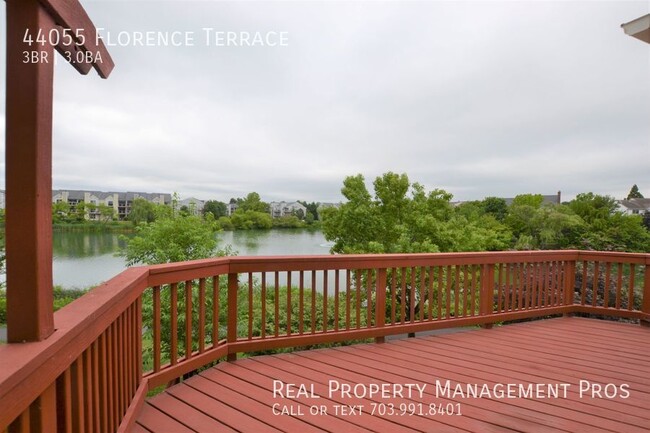 Building Photo - Lake View 3 Bedroom Townhouse for Rent in ...