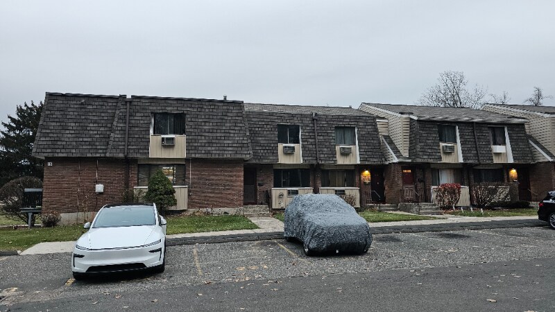 Building Photo - 266 High Path Rd