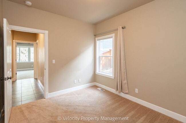 Building Photo - Awbrey Butte Home with Views!