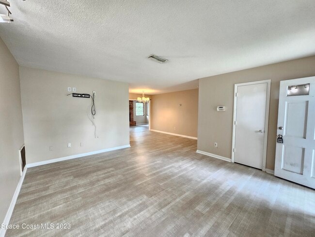 Building Photo - 2640 Dutton Dr