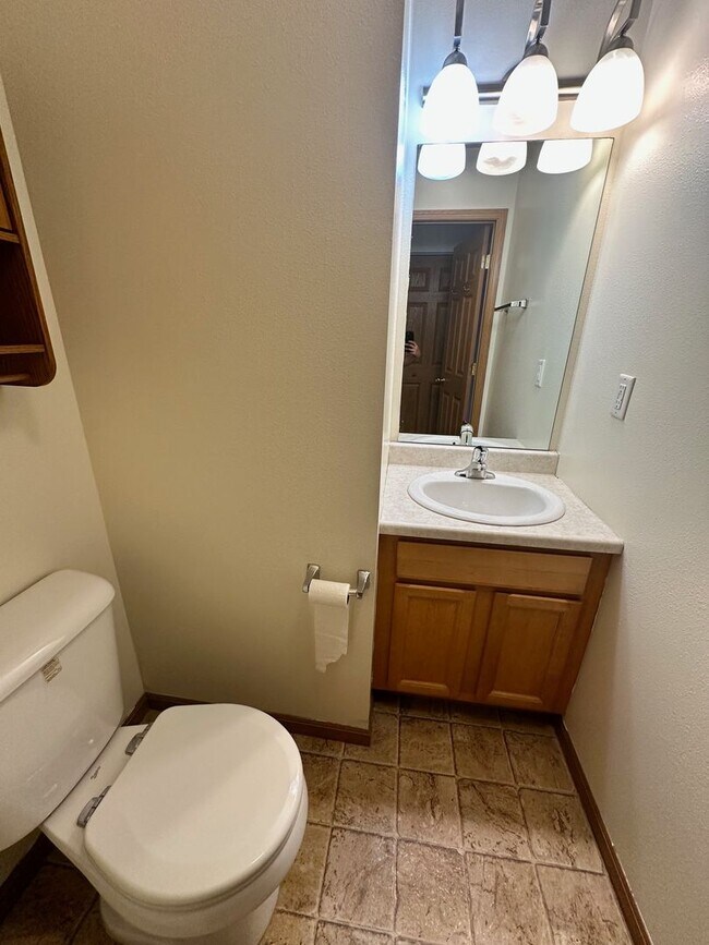 Building Photo - Lovely 2 bedroom 1.5 bath condo