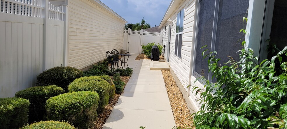 Side yard and street entrance to enclosed back yard - 725 Rosella Pl