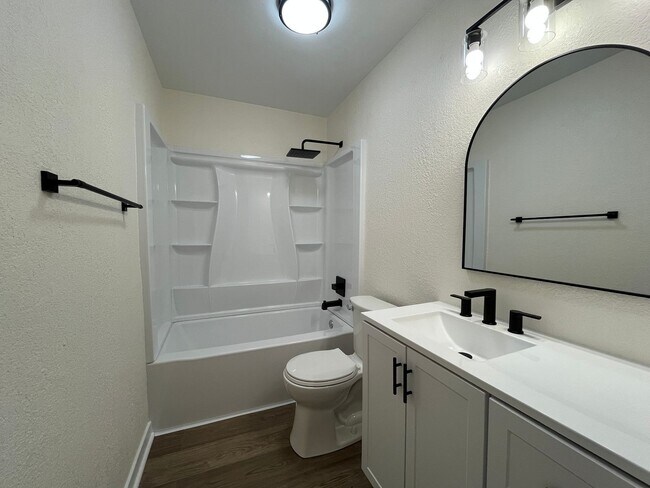 Building Photo - JUST RENOVATED 4/2.5 IN GREAT LEANDER LOCA...