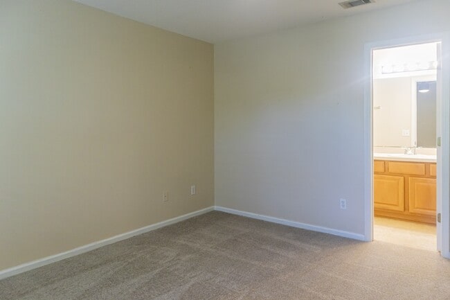 Building Photo - 762 Scrub Jay Dr