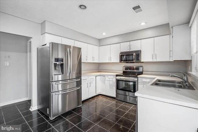 Building Photo - 13909 Lord Fairfax Pl