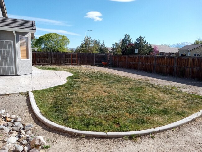 Building Photo - Double diamond home available for late May...