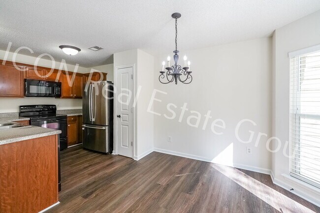 Building Photo - 2/2.5 end unit townhome in Woodstock
