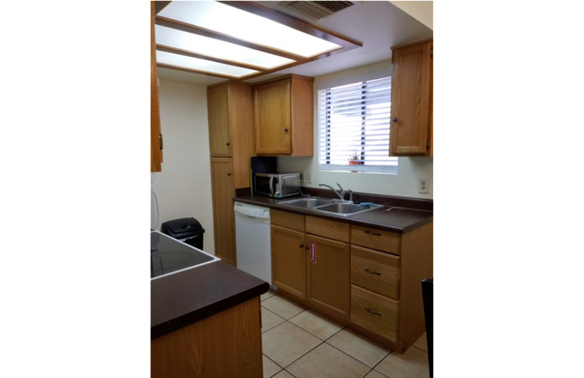Building Photo - Fully Furnished Condo in Oak Creek Village