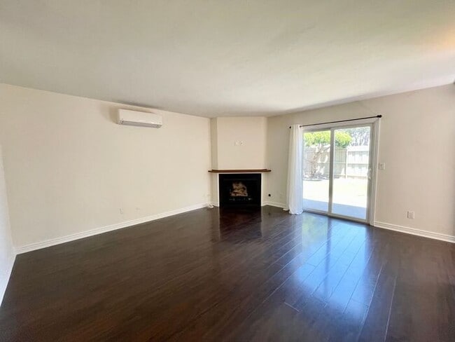 Building Photo - Beautifully Renovated 2 Bedroom 1.5 Bath Coronado Village Home