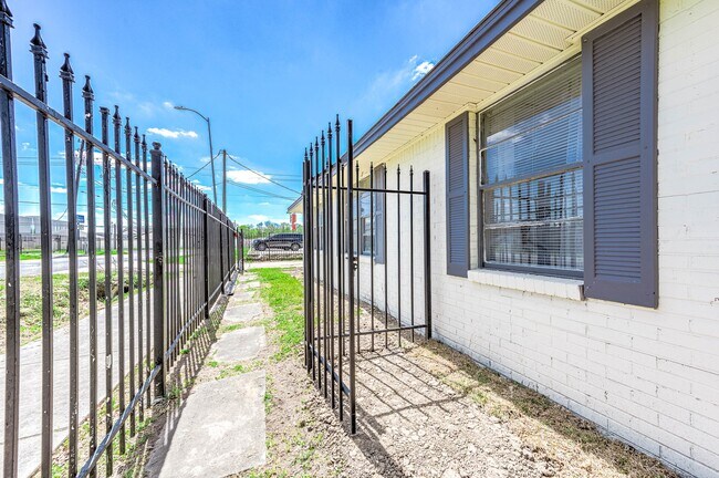 Building Photo - 4356 Phlox St