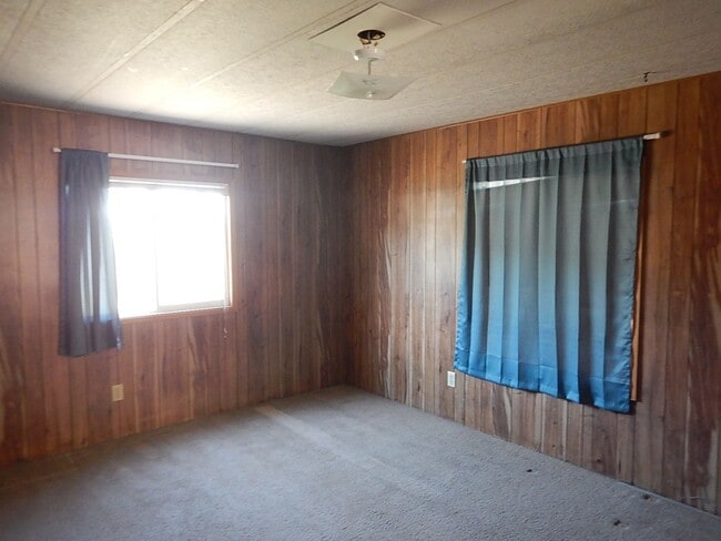 Building Photo - *PRICE IMPROVEMENT* 2 Bedroom on South Side of Prineville, Close to Hospital - Available Now!