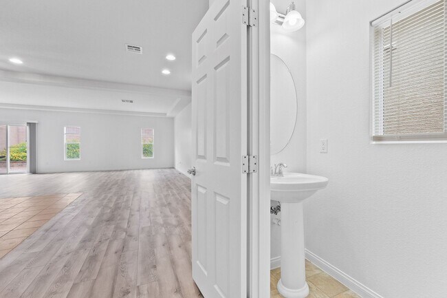 Building Photo - Stunning 4 Bedroom Home in South Las Vegas Area