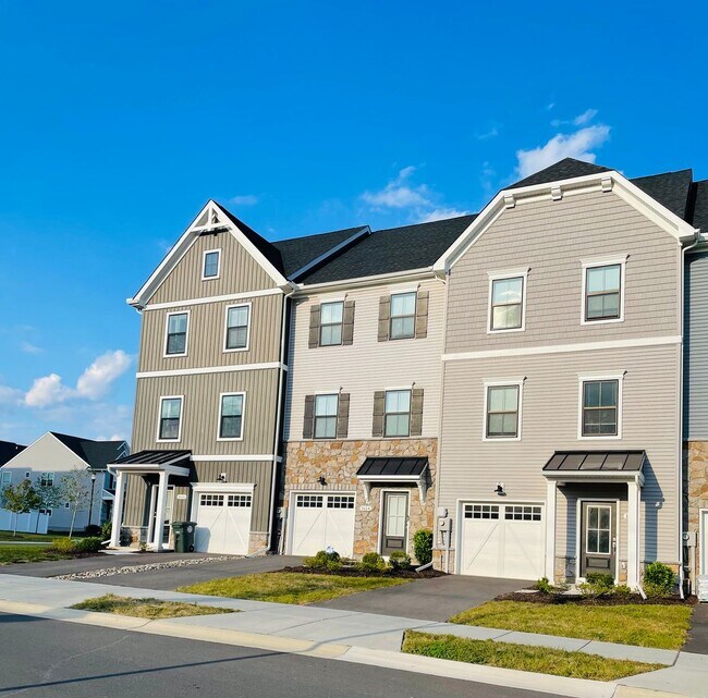 Building Photo - THREE LEVEL TOWN HOUSE IN KELLERTON