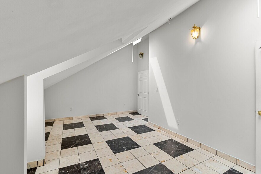 Building Photo - 571 Somerville Ave