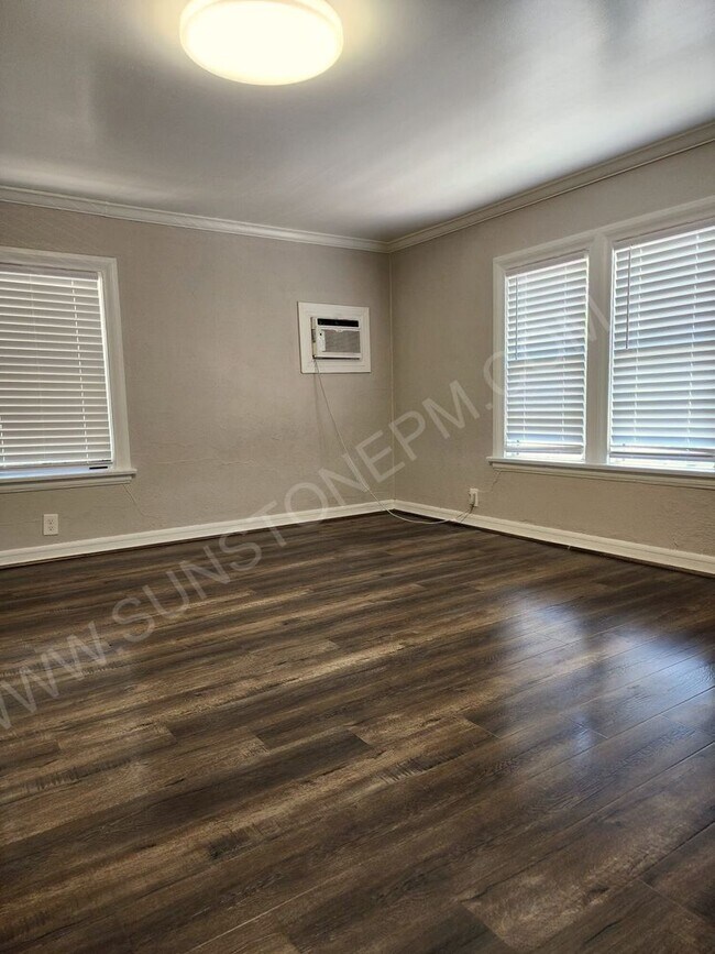 Building Photo - 2 bedroom, 1 bathroom