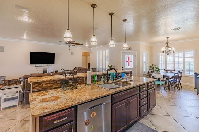 Building Photo - 4 Bedroom 2 bath Beautiful Home