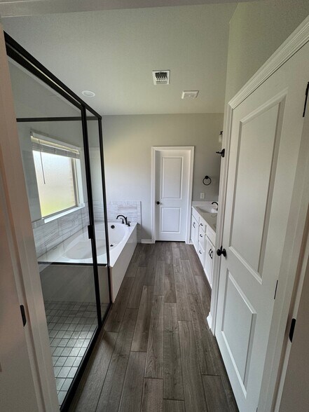 Building Photo - 1915 Rustic Manor Dr