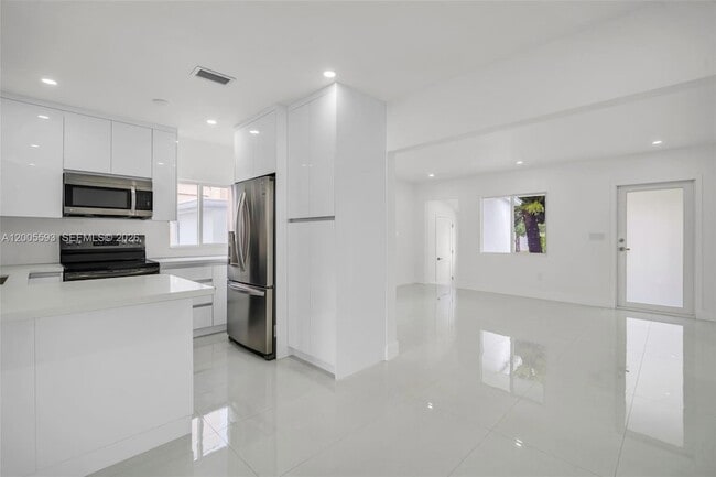 Building Photo - 4112 SW 9th Terrace