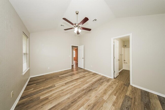 Building Photo - 2516 Queenston Ave
