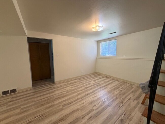 Building Photo - Well-Maintained Split-Level Home in Webster Groves, MO — Spacious & Family-Friendly