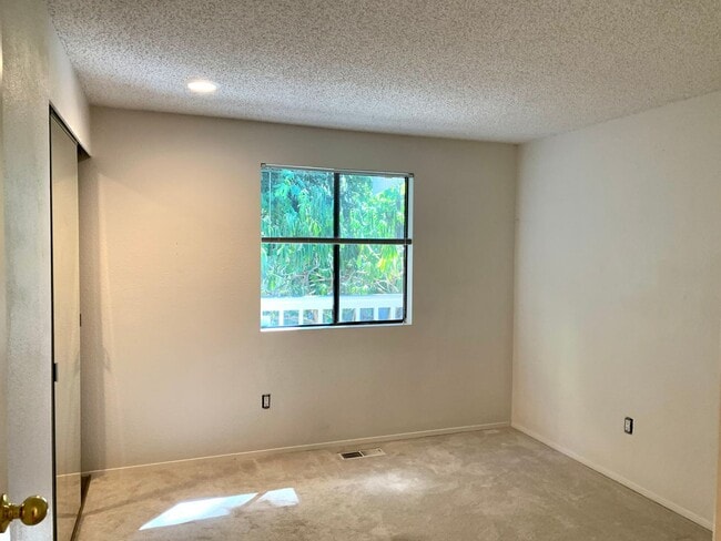 Building Photo - 13611 SE 56th Pl