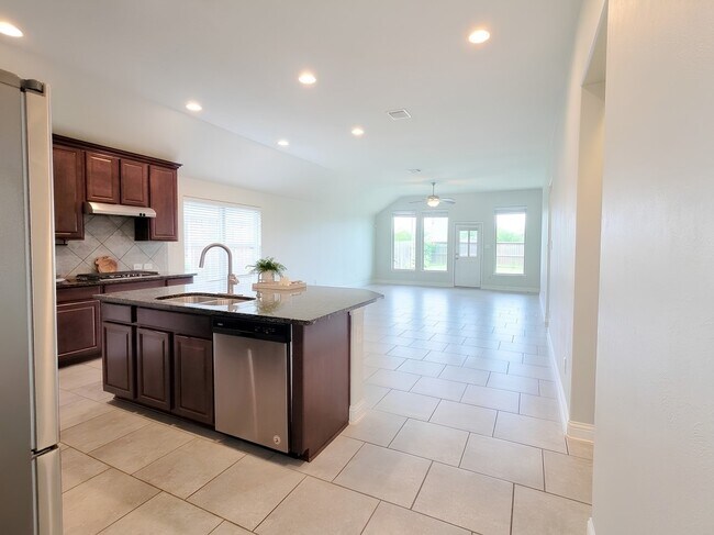 Building Photo - 8206 Oxbow Manor