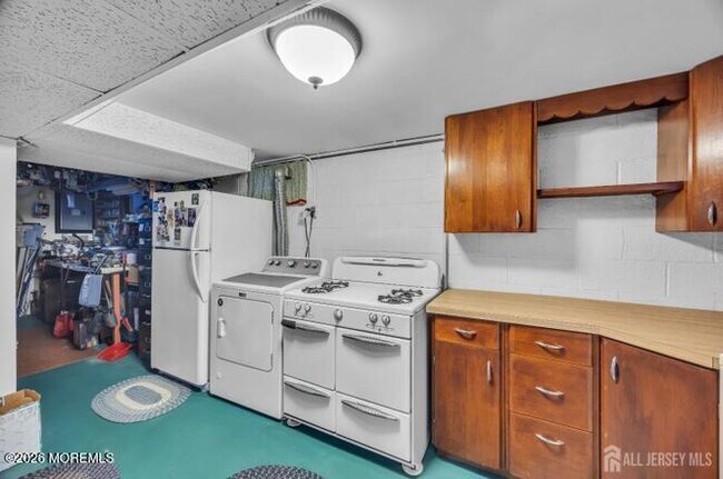 Building Photo - 143 Safran Ave