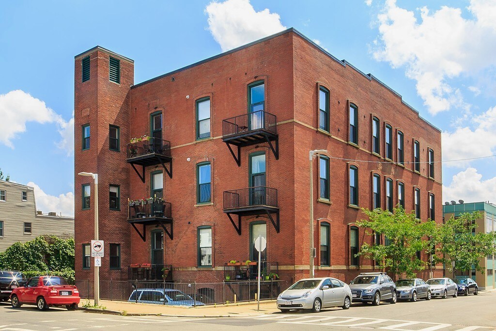 Building Photo - 125 B St