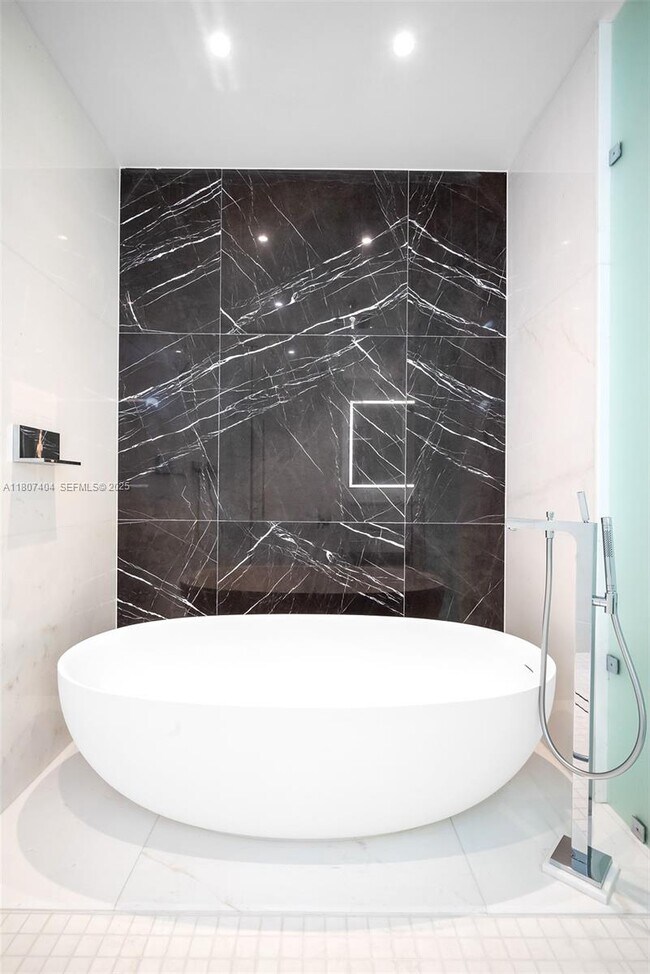 Building Photo - 300 Biscayne Blvd Way