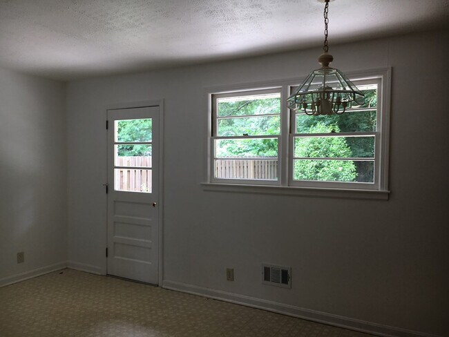 Building Photo - 925 Magnolia St SE