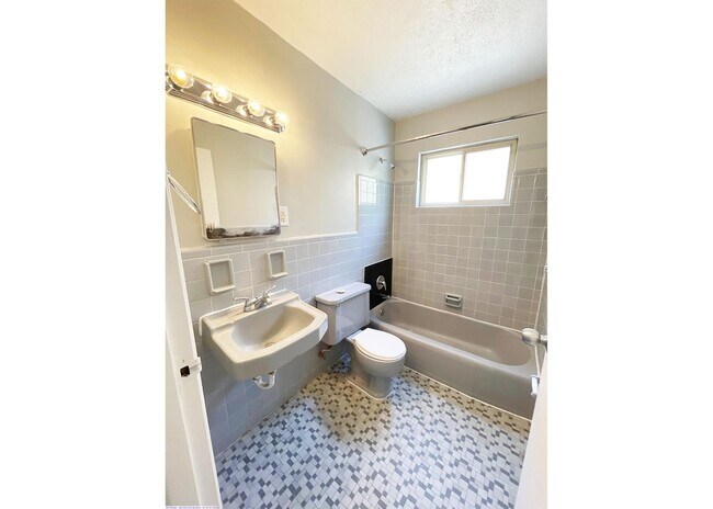 Building Photo - 562 Lowell Ave