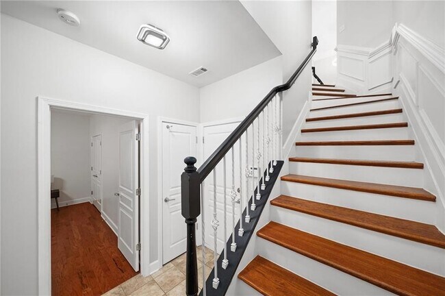 Building Photo - 2872 Overlook Way NE