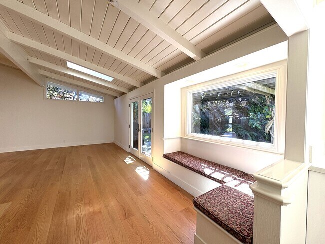 Building Photo - Beautifully Updated 5-Bedroom Home coming ...