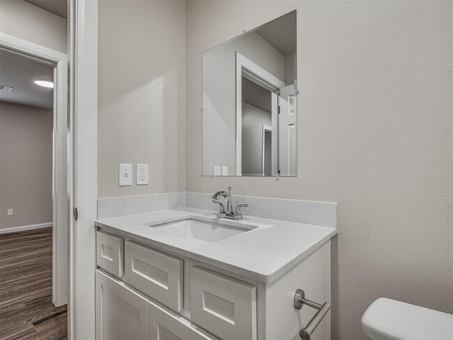 Building Photo - 206 Gray St