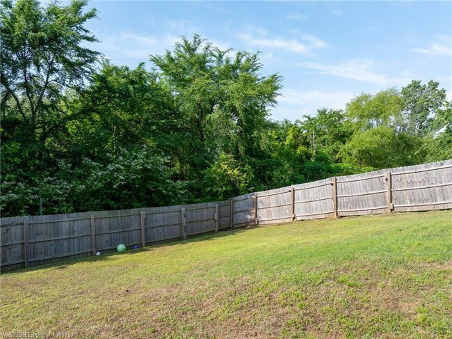 Building Photo - 2409 Crestview Ln