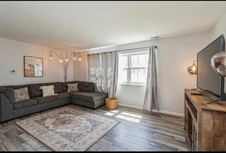 Building Photo - 1100 E 6th St