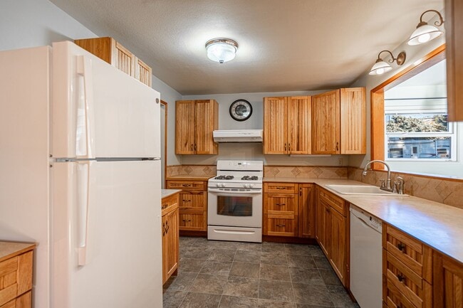 Building Photo - 3-Bedroom Home- Pets Allowed with Approval