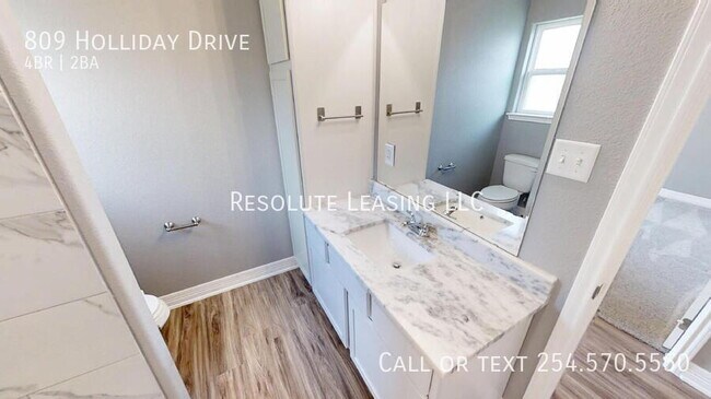 Building Photo - 809 Holliday Dr