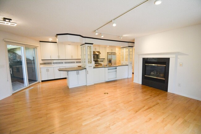 Building Photo - 6 Bed, 3.5 Bath Home for Rent – Retro Char...