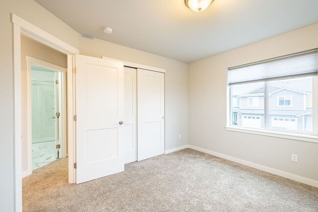 Building Photo - 3 bed 2.5 bath townhouse with garage.