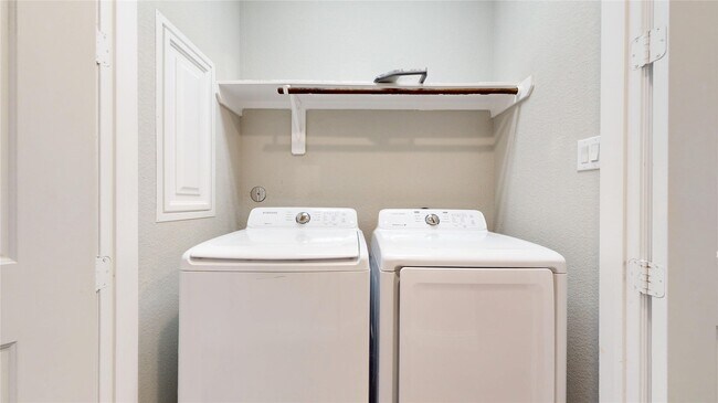 Building Photo - 5430 Camaguey St