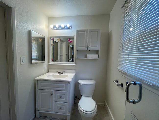 Building Photo - Quartz Hill 3 Bedroom 2 Bathroom