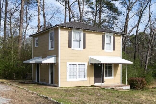 Building Photo - Cute, Clean & Completely Renovated